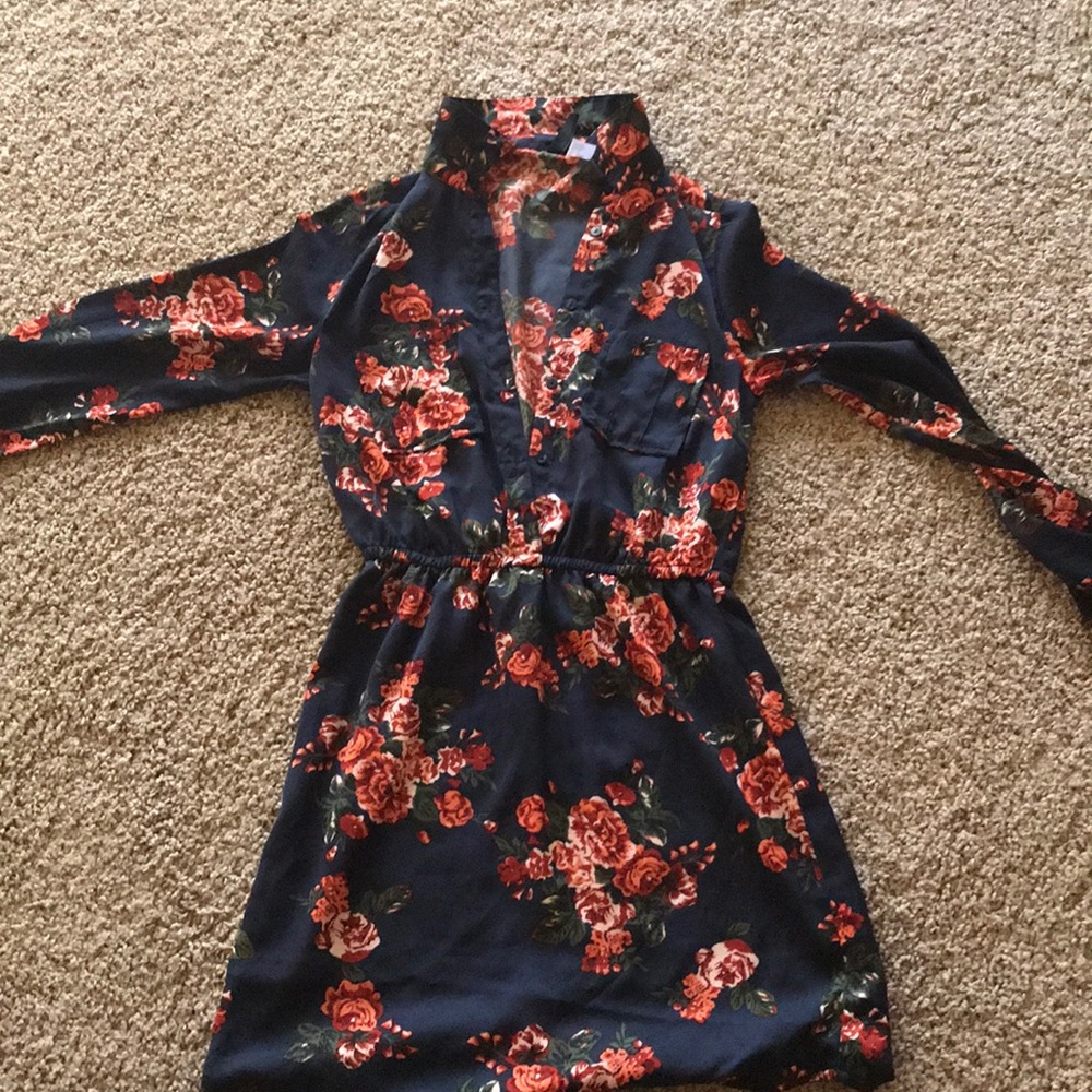 VERY CUTE FLORAL DRESS NEVER WORN